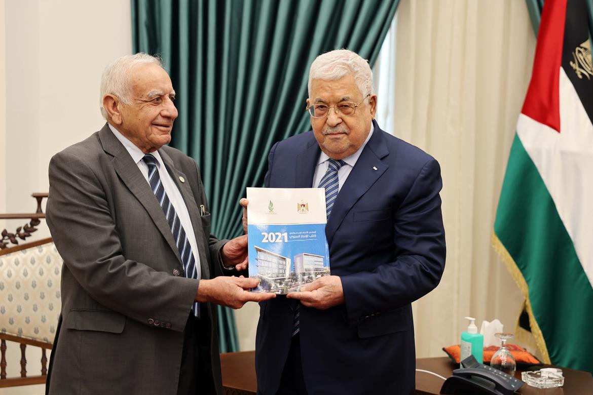 الرئيس يتسلم التقرير السنوي للمجلس الأعلى للإبداع والتميز. (تصوير ثائر غنايم)